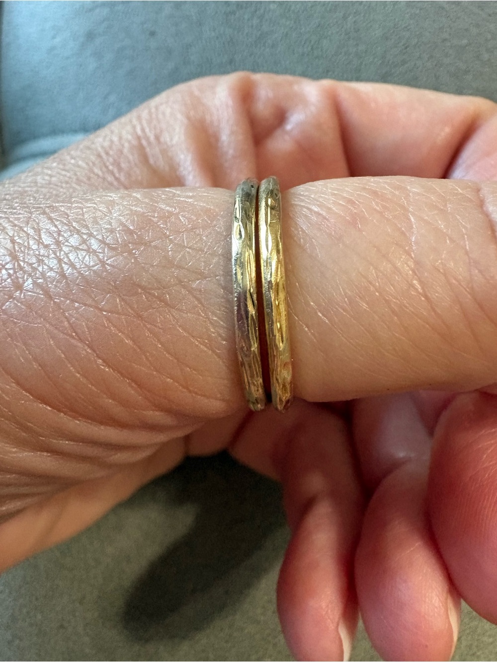 2 Stackable 14K Etched Yellow Gold Band Rings Sz 9 2g 2mm - Picture 2 of 4